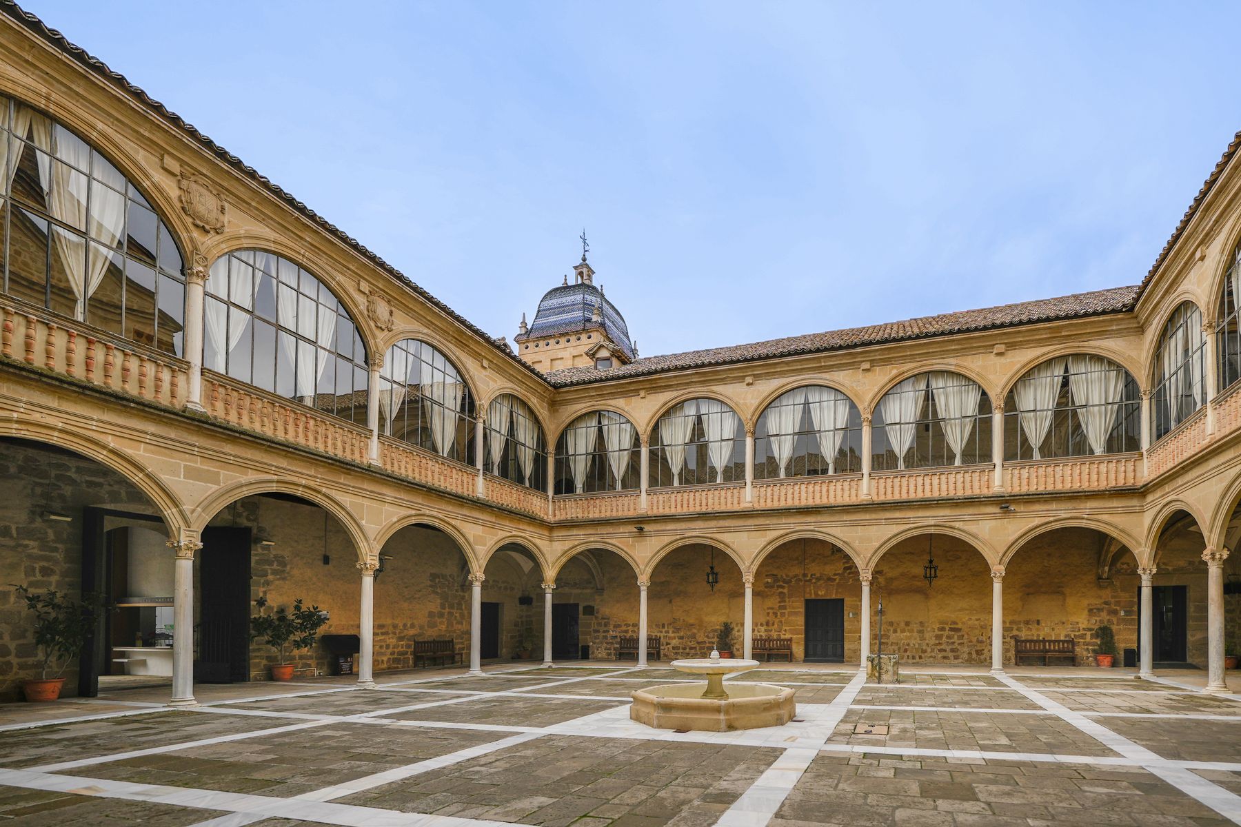 ¿Castillo, Palacio-Hotel o Palacio Entero? Las 3 Formas de Dormir en un Edificio Histórico en España