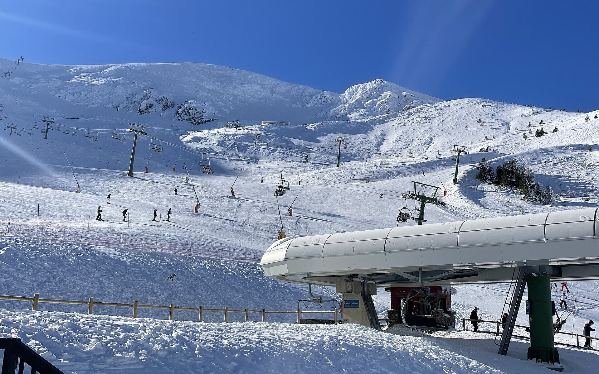 Pistas nevadas y telesillas de la estación de esquí de Valdezcaray bajo el pico San Lorenzo, en la Sierra de la Demanda, a una hora de Haro