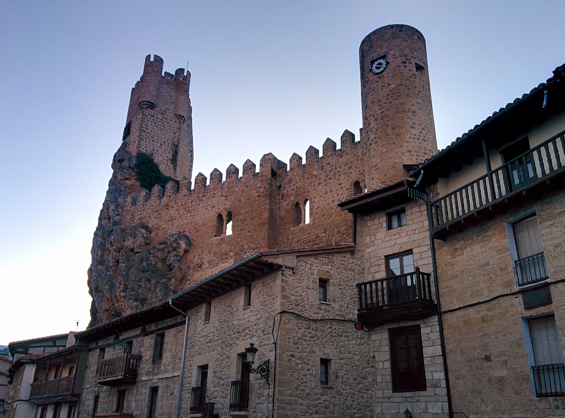 Castillo de Frías en Burgos, con su torre del homenaje sobre la peña y las casas de piedra con balcones de madera a sus pies