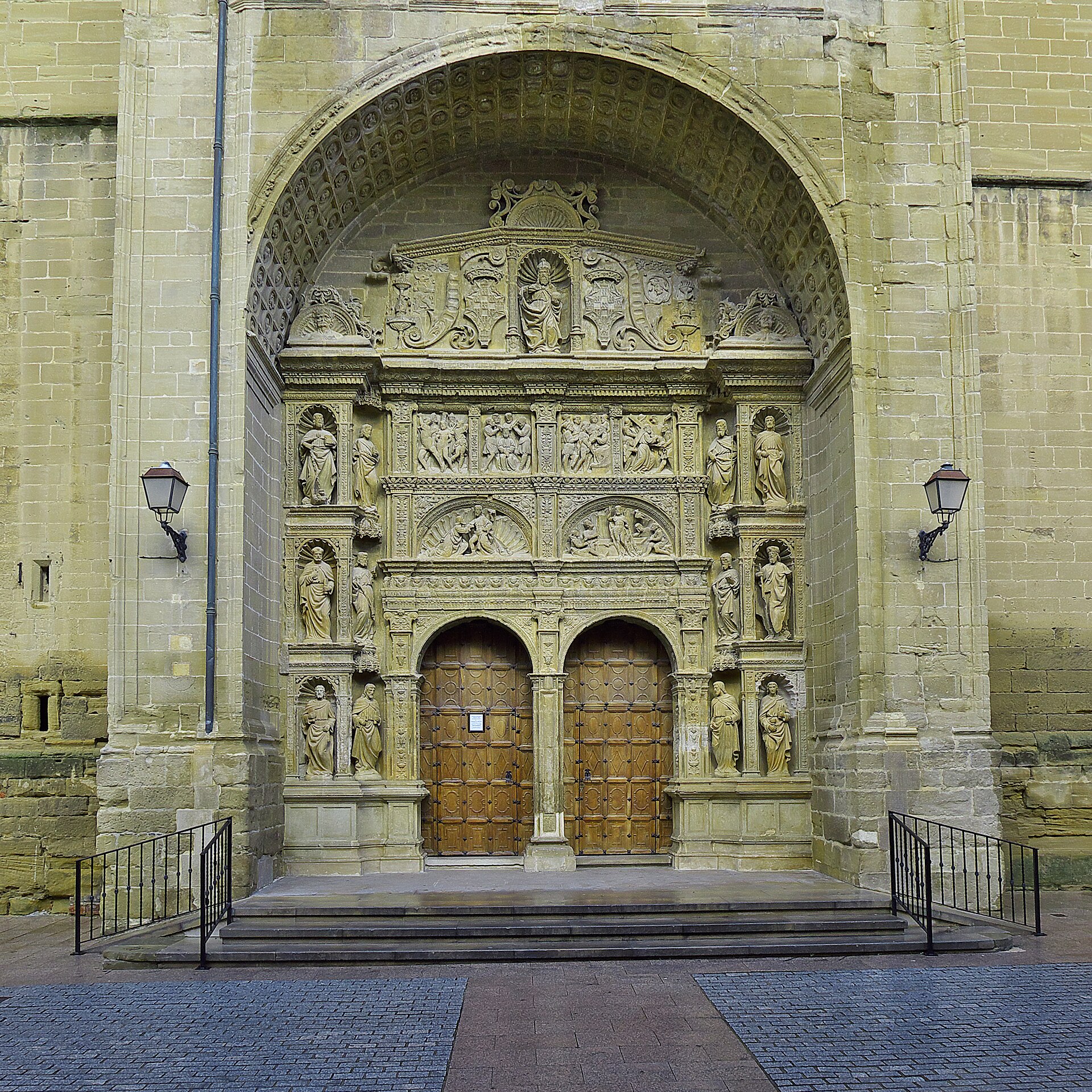 Portada plateresca de la iglesia de Santo Tomás en el casco histórico de Haro, La Rioja, con sus relieves de la Pasión y puertas de madera