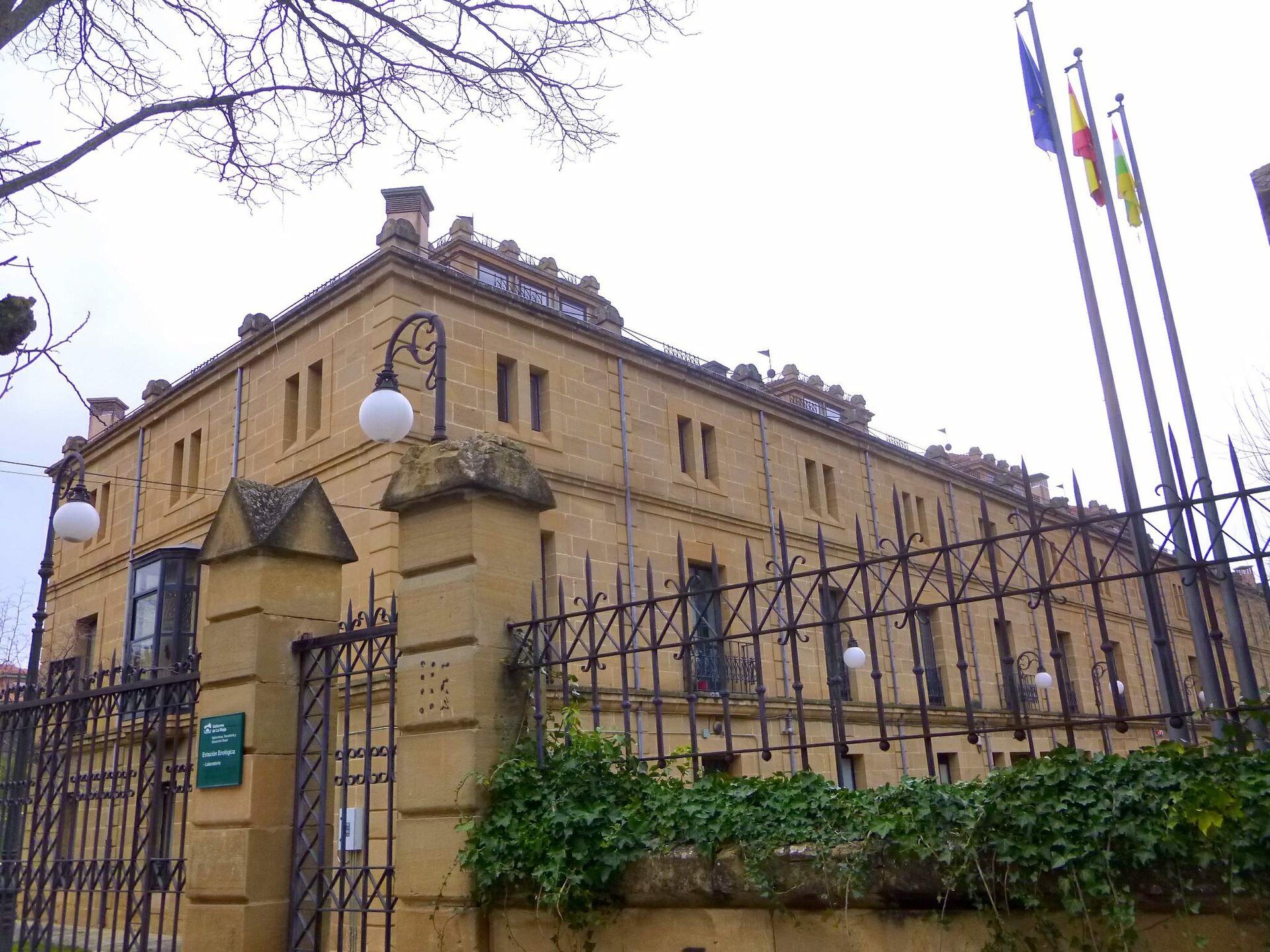 Fachada de piedra arenisca y verja de hierro de la Estación Enológica de Haro, sede del Centro de Interpretación del Vino de La Rioja