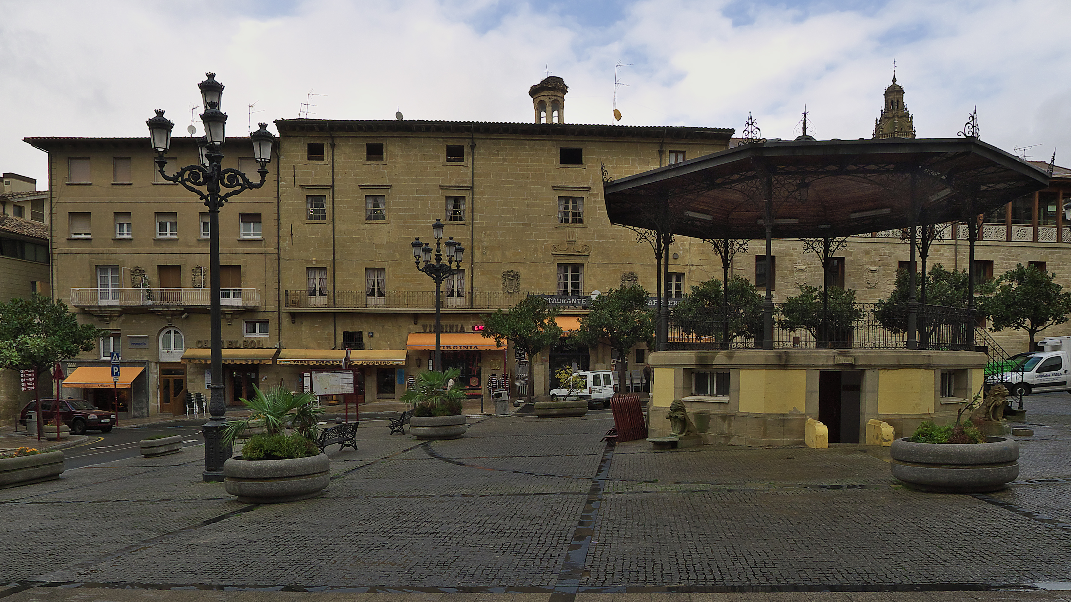 Plaza de la Paz en el casco histórico de Haro con terrazas y edificios tradicionales