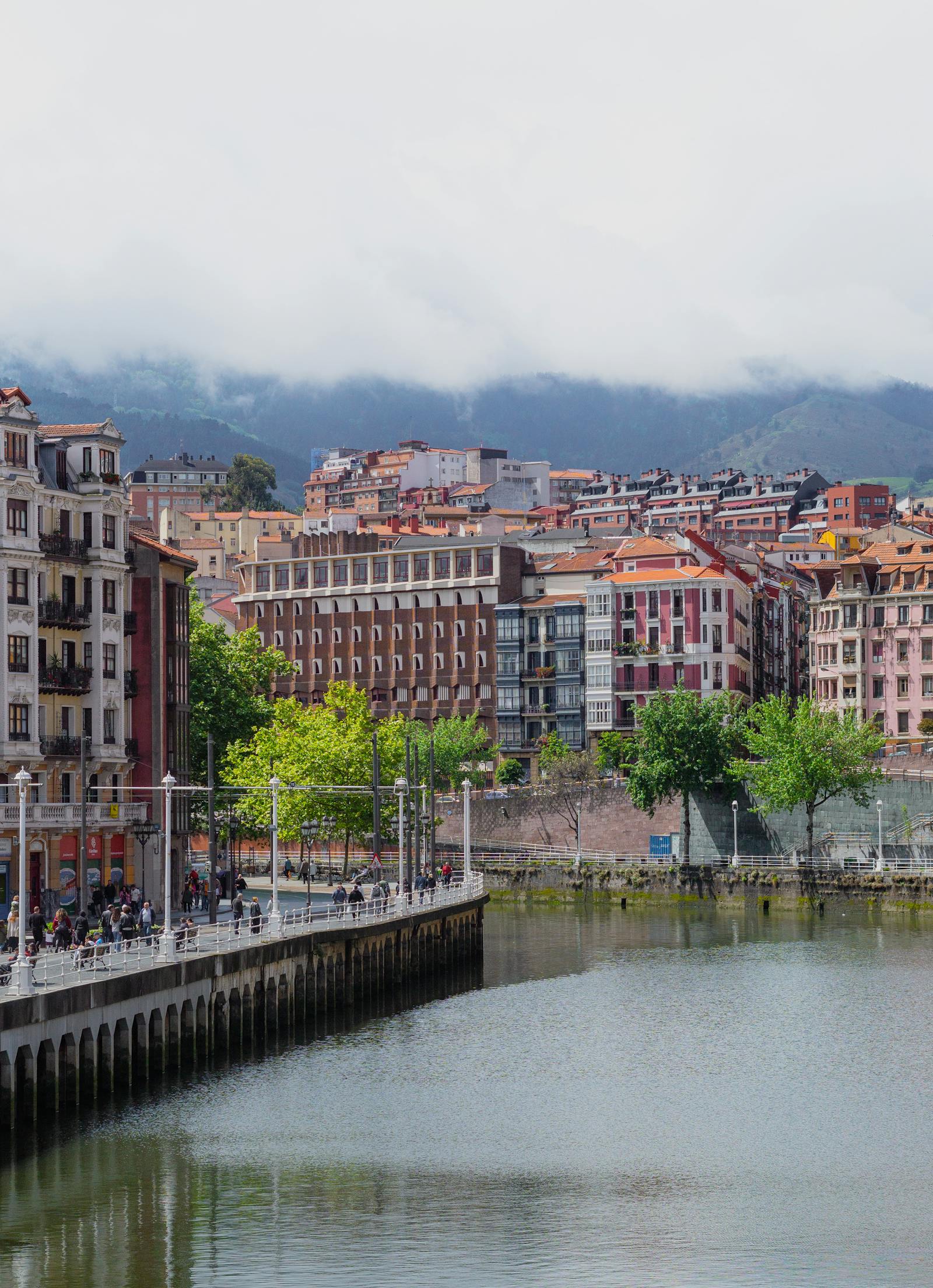 Ruta del Norte de España en 5 Días: San Sebastián, Bilbao y La Rioja desde un Palacio en Haro