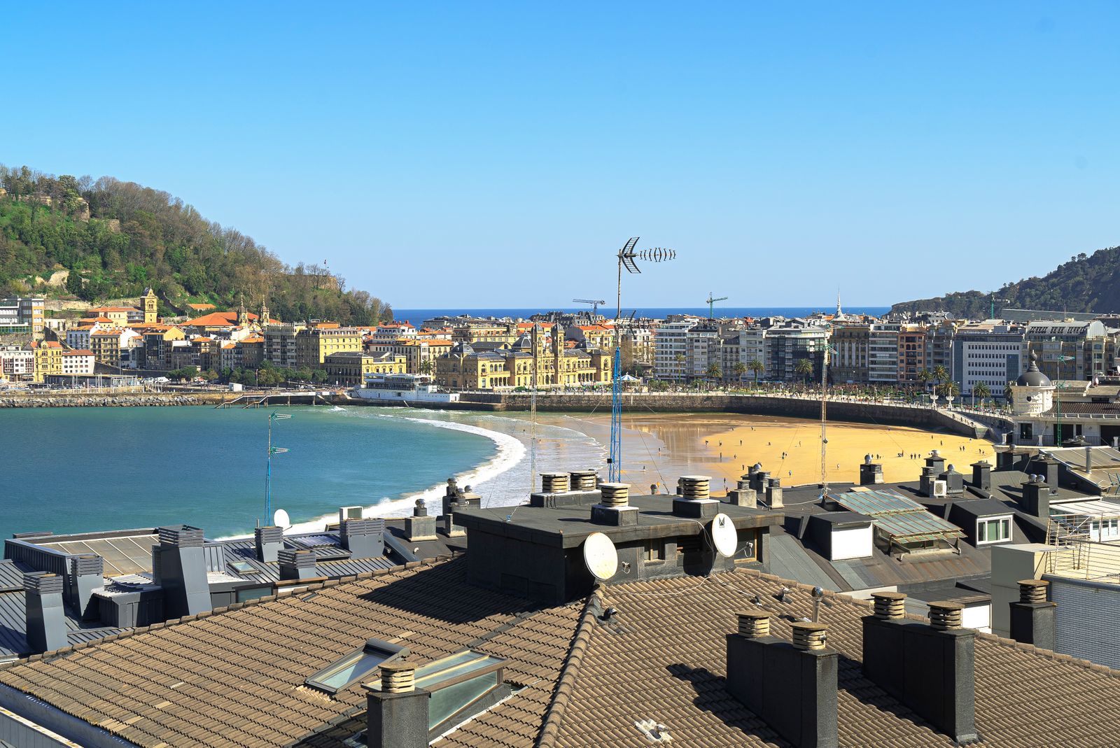 Tejados de San Sebastián descendiendo hacia la playa, primer mundo de la ruta perfecta por el norte de España entre el País Vasco y La Rioja