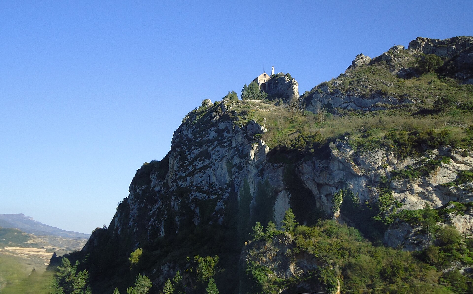 Ermita de San Felices en lo alto de los Riscos de Bilibio, sobre las Conchas de Haro, destino de senderismo en la Rioja Alta