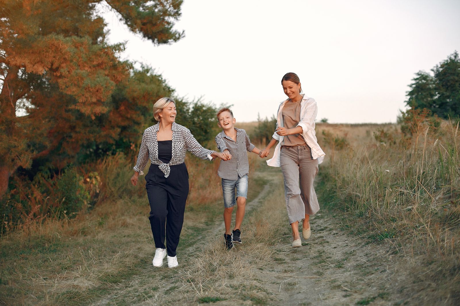 Familia de varias generaciones paseando unida por el campo, imagen de unas vacaciones familiares en La Rioja